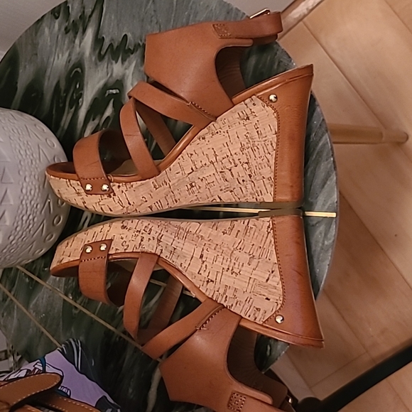 MICHAEL Cognac Strappy Leather& Cork Wedge Sandal sz 8/ IZZY & ALI Straw handbag - Picture 4 of 13